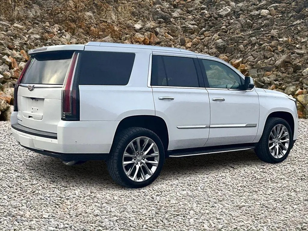 2020 CADILLAC ESCALADE LUXURY | Photo Two